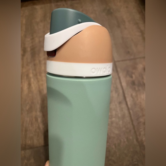 Owala Mint Green Water Bottle 24oz - Picture 2 of 5